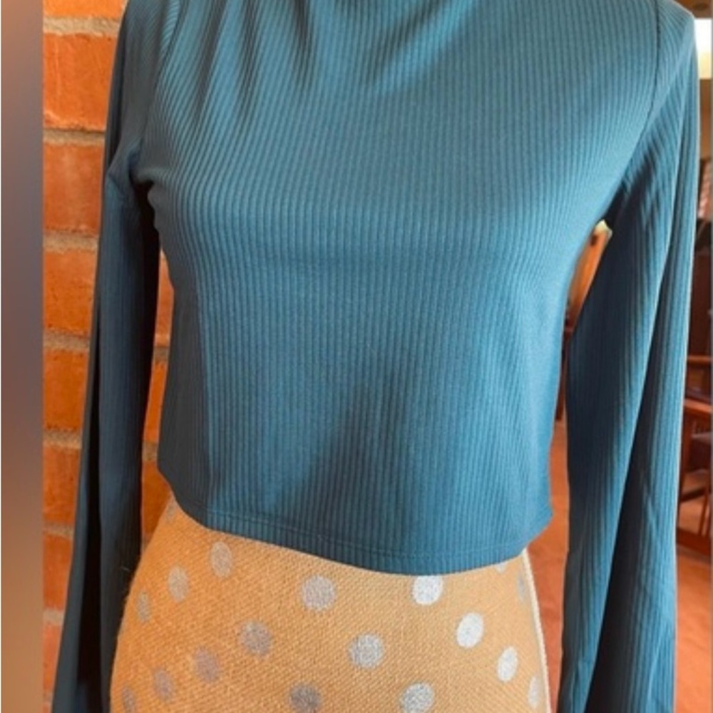 Elegant Teal Ribbed Crop Top